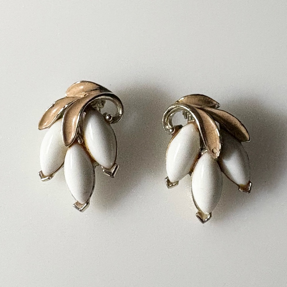 Vintage ART Arthur Pepper Milk Glass Tan Enamel Clip On Earrings